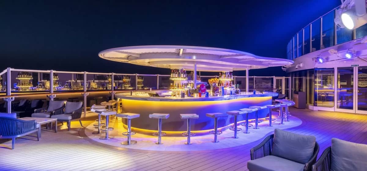 4- SKY BAR <br> ENTORNO RELAJADO Y VISTA ESPECTACULAR AL HORIZONTE