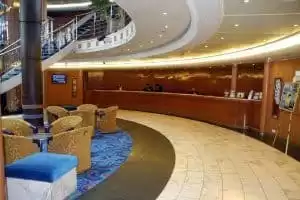 Reception Desk (Mostrador de Recepción)