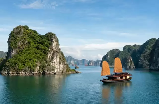 En la bahía de Ha Long