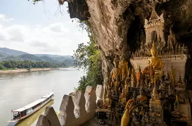 En las cuevas de Pak Ou