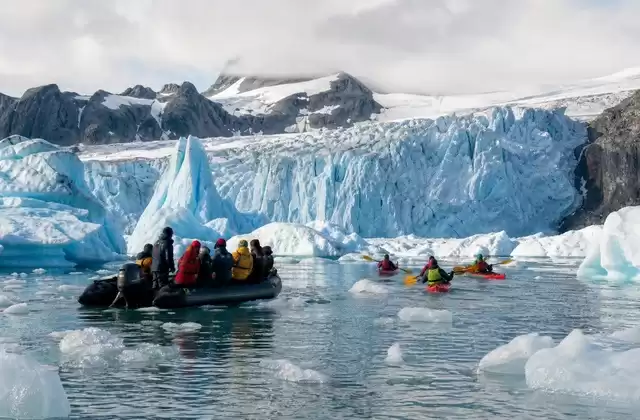 Las salidas en Zodiac o kayak junto al hielo
