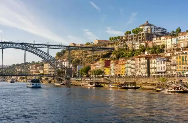 La llegada a Oporto por el río