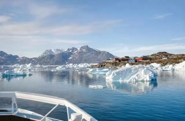 Explorar la bahía de Disko en barco