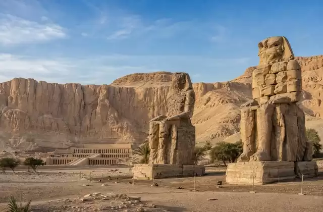 El templo de Hatshepsut y los Colosos de Memnón