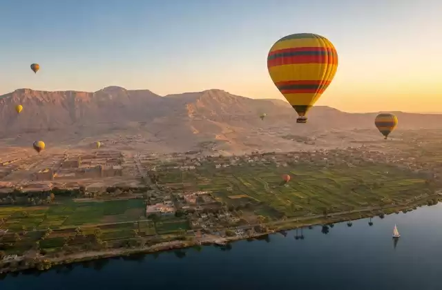 Un vuelo en globo al amanecer en Luxor