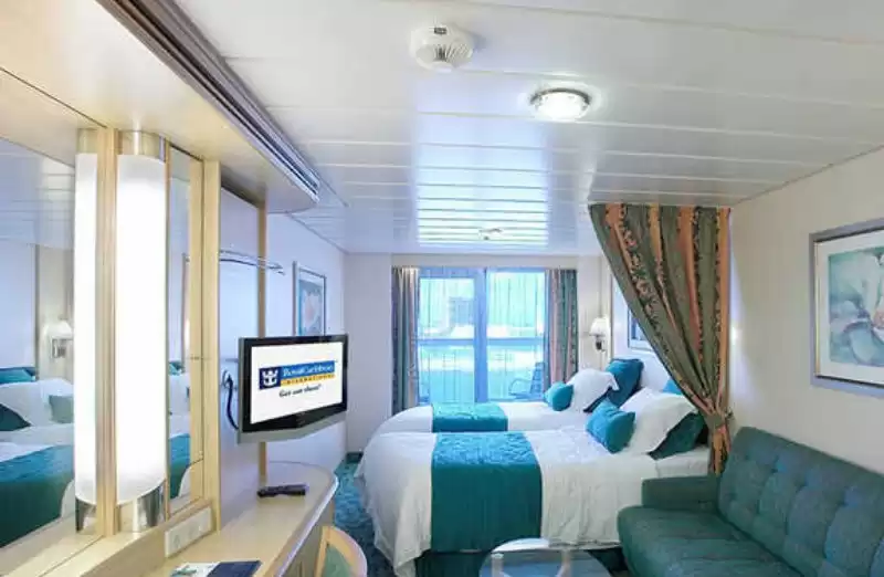 Cabina espaciosa con vista al mar y balcón