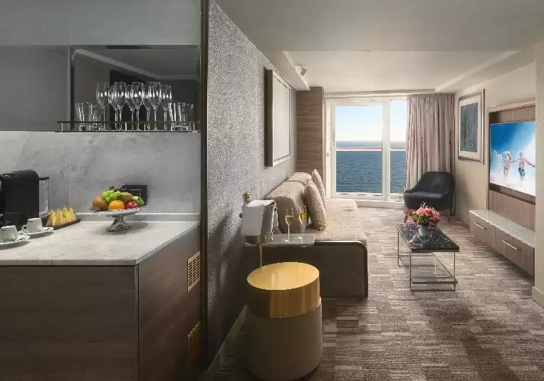 Owner's Suite con dormitorio principal y balcón (popa)