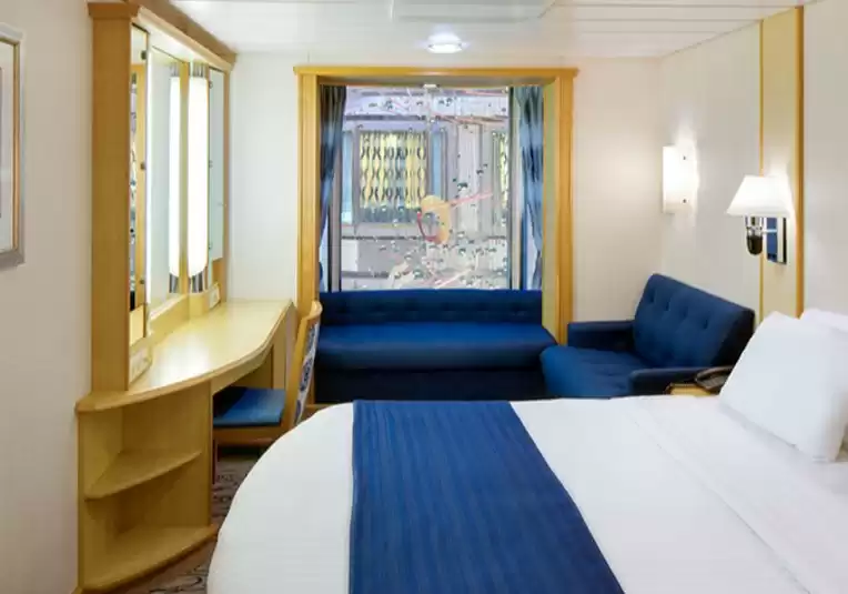 Cabina interior comunicada con vista al paseo