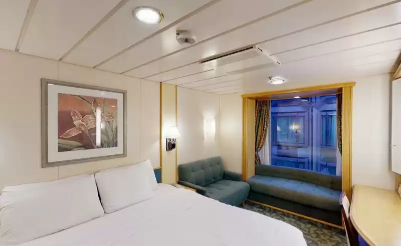 Cabina interior comunicada con vista al paseo